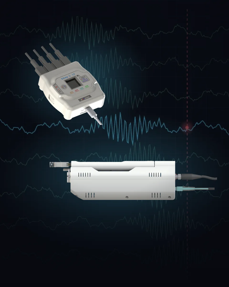 XAmp L10 portable amplifier and XAmp docking station over EEG traces