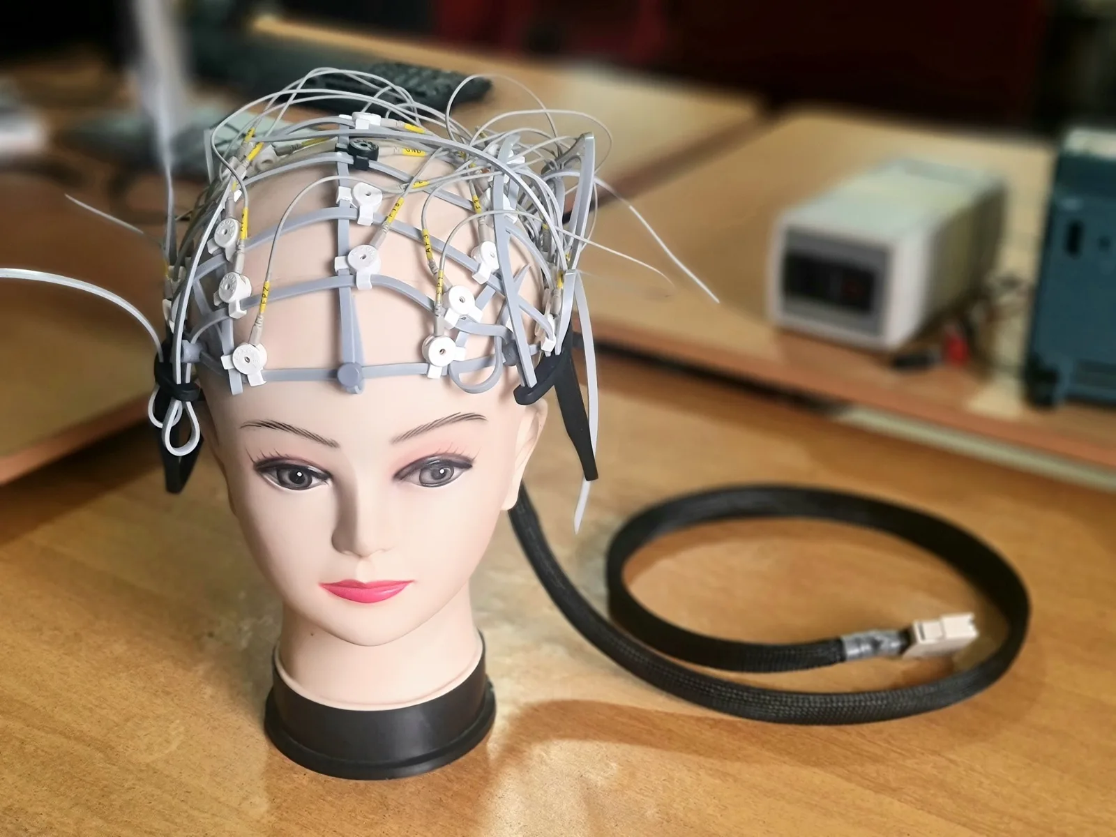 RapidCap multi-contact EEG cap in the Axxonet lab